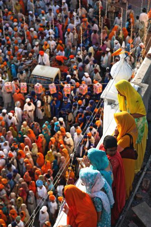 Foto de Devotos sij en procesión cerca de sahib gurudwara, Nanded, Maharashtra, India 30 de octubre de 2008 - Imagen libre de derechos