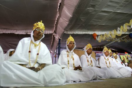 Téléchargez les photos : Femmes après avoir pris deeksha comme sadhvis au festival Mahamasthakabhisheka Jain, Shravanabelagola, district de Hassan, État du Karnataka, Inde - en image libre de droit