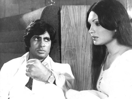 Foto de Fotografía de Yash Chopra 's Deewar, el actor indio del sur de Asia Amitabh Bachchan y Parveen Babi - Imagen libre de derechos