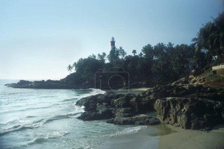Kovalam Beach Faro disparado desde otra playa contigua, Kovalam, Kerala, India