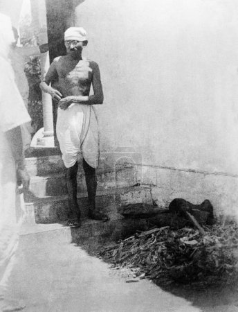 Foto de Mahatma Gandhi haciendo trabajos de limpieza en Maganwadi Wardha, 1936, India - Imagen libre de derechos