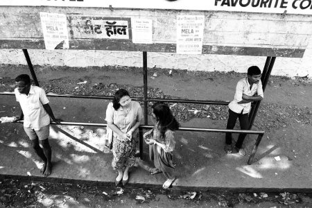 Foto de Hombres y mujeres esperando en la parada de autobús Petit Hall Mumbai Maharashtra India Asia 1989 - Imagen libre de derechos
