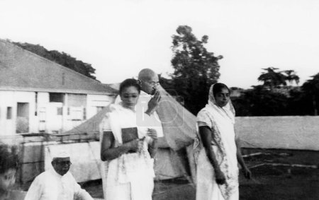 Foto de Narandas Gandhi, Abha Gandhi, Mahatma Gandhi y Kusumbehn Adani La sobrina de Mahatma Gandhis en la clínica de curación natural Dr. Dinshah Mehtas en Pune, 1944 - Imagen libre de derechos