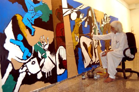 Foto de Pintor M F Hussain pinta una pintura en la Galería de Arte Pundole en Fort en Bombay Mumbai - Imagen libre de derechos