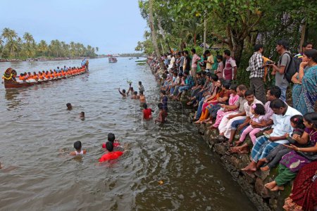 Foto de Espectadores ven barco de carreras en el lago Punnamada en Alleppey Kerala India - Imagen libre de derechos
