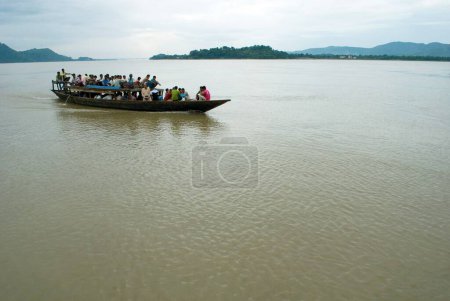 Téléchargez les photos : Touristes à la rivière Brahmaputra, Guwahati, Assam, Inde - en image libre de droit