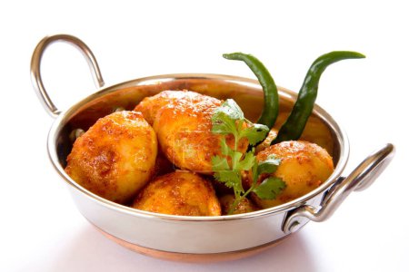 Téléchargez les photos : Cuisine indienne tandoori masala aloo pomme de terre aux feuilles de coriandre et piments verts servis dans des bols en acier, Inde - en image libre de droit