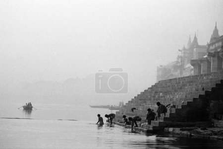 Téléchargez les photos : Ghats sur la rivière Ganges Varanasi Uttar Pradesh Inde Asie 1982 - en image libre de droit
