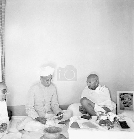 Foto de Mahatma Gandhi y Sarvepalli Radhakrishnan en Birla House, Mumbai, 1944 - Imagen libre de derechos