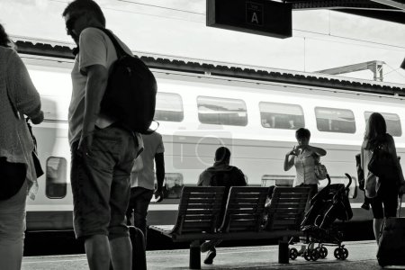 Téléchargez les photos : Personnes en attente, Quai de gare, Colmar, Grand Est, Alsace, France, Europe - en image libre de droit