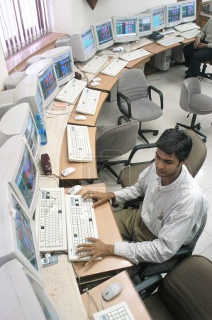 Téléchargez les photos : Personnes travaillant dans un bureau de courtage d'actions en ligne à la Bourse de Bombay (ESB) à Bombay maintenant Mumbai dans le Maharashtra ; Inde - en image libre de droit