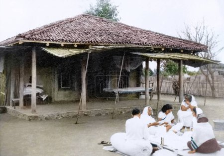 Foto de Mahatma Gandhi working, Satyagraha Ashram, Wardha, Maharashtra, India, Asia, septiembre 1939 - Imagen libre de derechos