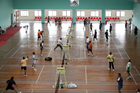 Téléchargez les photos : Joueurs jouant au badminton à la pullela gopichand nimmagadda foundation badminton academy, Hyderabad, Andhra Pradesh, Inde - en image libre de droit
