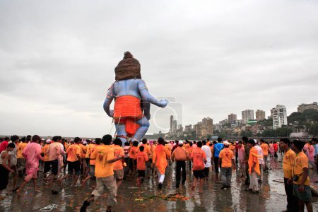 Foto de Ídolo del señor Ganesha (dios cabeza de elefante); Ceremonia de Visarjan 2008; Playa Girgaum Chowpatty; Bombay Mumbai; Maharashtra; India - Imagen libre de derechos