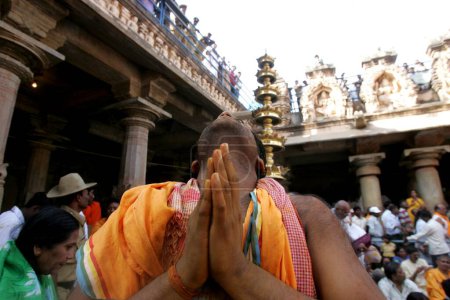 Téléchargez les photos : Les dévots à la recherche de la bénédiction de Bhagwan Gomateshwara Bahubali lors du festival Mahamasthakabhisheka Jain qui se tient une fois tous les douze ans, Shravanabelagola, district de Hassan, État du Karnataka, Inde - en image libre de droit