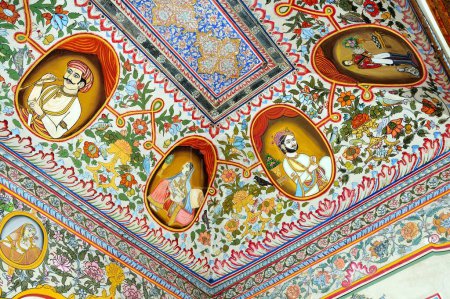 Téléchargez les photos : Peintures de la personne royale et divinité au plafond de haveli, Fatehpur, Shekhawati, Rajasthan, Inde - en image libre de droit