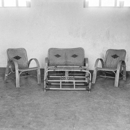 Téléchargez les photos : Vieux millésime 1900 noir et blanc image de meubles canne indienne canapé chaises table Inde Années 1940 - en image libre de droit