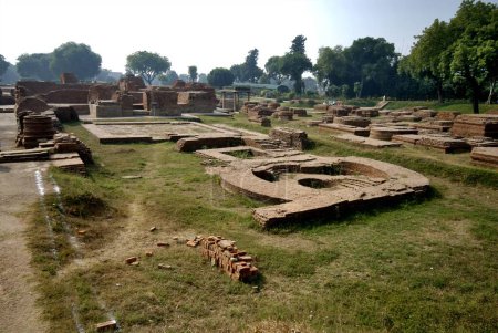 Monasterios arruinados cerca de Dhamekh stupa; Sarnath; Varanasi; Uttar Pradesh; India