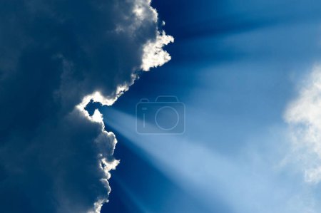 Foto de Nubes de plata y rayos de sol en el cielo - Imagen libre de derechos
