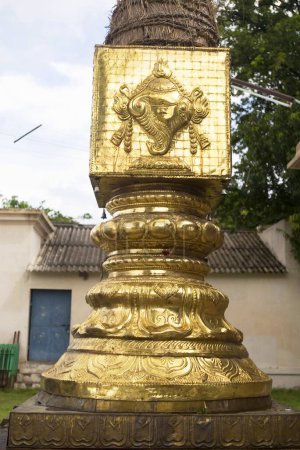 Téléchargez les photos : Mât du drapeau à Vaikuntha Perumal Temple Vishnu construit par le roi Pallava Nandivarman Pallavamalla en sept siècles à Kanchipuram ; Tamil Nadu ; Inde - en image libre de droit