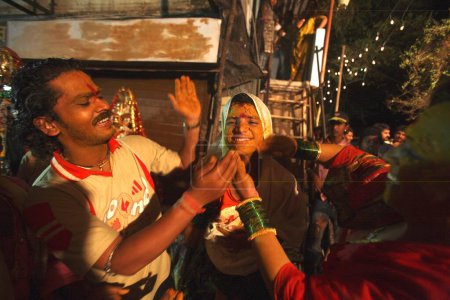 Foto de Haldi o cúrcuma que se unta en la cara del eunuco; boda de eunucos con motivo de Bewa Purnima en Ghatkopar; Bombay ahora Mumbai; Maharashtra; India - Imagen libre de derechos