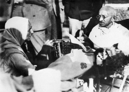 Foto de Mirabehn en discusión con Mahatma Gandhi en SS Rajputana en su estadía en Inglaterra, septiembre de 1931, India - Imagen libre de derechos