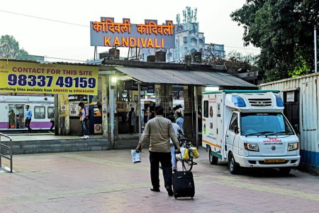 Téléchargez les photos : Entrée de la gare de Kandivali, Mumbai, Maharashtra, Inde, Asie - en image libre de droit