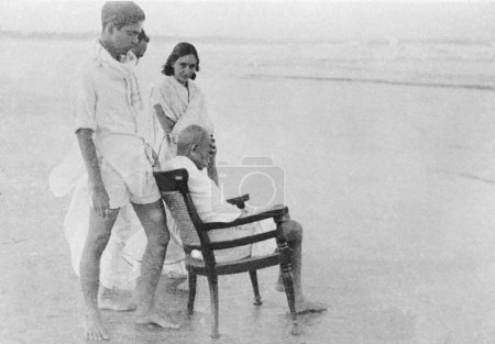 Foto de Mahatma Gandhi sentada en una silla en Juhu Beach, Mumbai, Maharashtra, India, mayo 1944 - Imagen libre de derechos