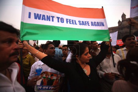 Téléchargez les photos : Des milliers de Mumbaikars ont participé à une marche de protestation de masse à Gateway, en Inde, après l'attaque terroriste de Deccan Moudjahidin le 26 novembre 2008 à Bombay Mumbai, Maharashtra, Inde - en image libre de droit
