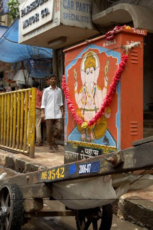 Téléchargez les photos : Face arrière d'une boîte de compteur électrique devient un sanctuaire pratique de Lord Ganesha assurant que les environs sont maintenus propres ; Mumbai Bombay ; Maharashtra ; Inde - en image libre de droit