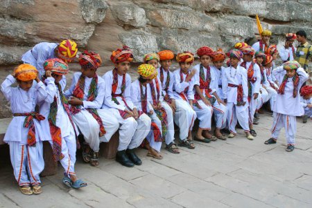 Téléchargez les photos : Petits danseurs folkloriques à l'intérieur du fort, Jodhpur, Rajasthan, Inde - en image libre de droit