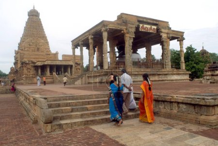 Téléchargez les photos : Les dévots escaladent les escaliers du temple Brihadeshwara Aussi appelé Big Temple Construit au 10ème siècle après JC par Raja Raja Chola Dédié au Seigneur Shiva à Thanjavur, Tamil Nadu, Inde - en image libre de droit