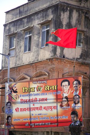 Téléchargez les photos : Shivsena amassant près du temple Mahalakshmi à Bhulabhi Desai Road, Mahalakshmi, Bombay maintenant Mumbai, Maharashtra, Inde - en image libre de droit