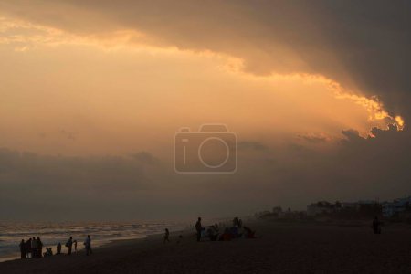 Téléchargez les photos : Touristes sur la plage, puri, orissa, Inde, Asie - en image libre de droit