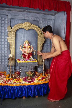 Téléchargez les photos : Hindou brahmane performant pooja d'éléphant dirigé Dieu sur Ganesh ganpati Festival MR.346 - en image libre de droit