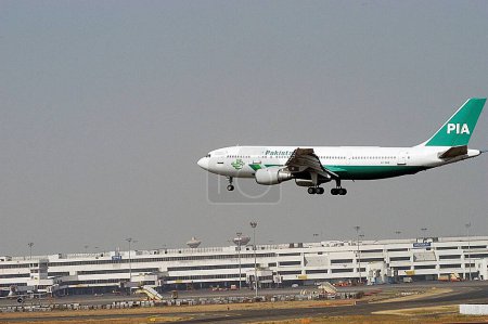 Téléchargez les photos : Pakistan avion commercial d'une compagnie aérienne internationale atterrissant à l'aéroport du Sahar Chatrapati Shivaji aéroport international à Bombay Mumbai, Maharashtra, Inde - en image libre de droit