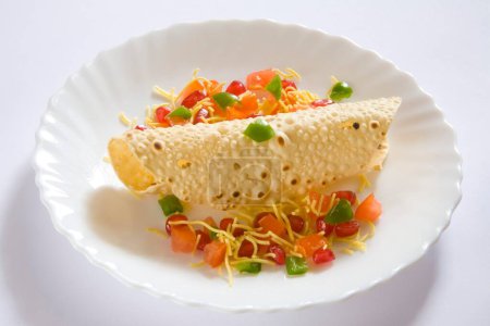 Téléchargez les photos : Papade alimentaire indienne, Poppadoms sont ronds gaufrettes _ minces disques faits de diverses lentilles ou farines de céréales servis rôtis ou frits, Inde - en image libre de droit