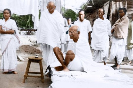 Téléchargez les photos : Mahatma Gandhi au lit pendant sa marche pour la paix, Bengale oriental, Inde, Asie, novembre 1946 - en image libre de droit