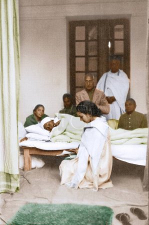 Foto de Mahatma Gandhi ayunando acostado en la cama, Birla House, Delhi, India, Asia, 17 de enero 1947 - Imagen libre de derechos