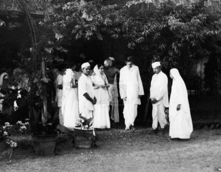 Foto de Mahatma Gandhi en la residencia de su anfitrión; Sumati Morarjee Juhu Beach; Mumbai; Mayo 1944; India NO MR - Imagen libre de derechos