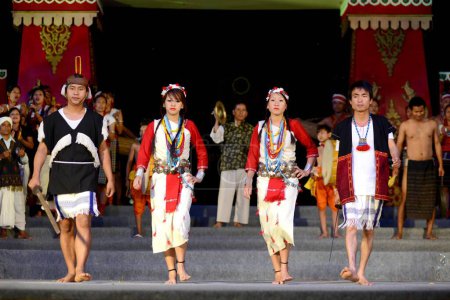 Téléchargez les photos : Tribu Nyishi personnes performer scène, arunachal pradesh, Inde, Asie - en image libre de droit