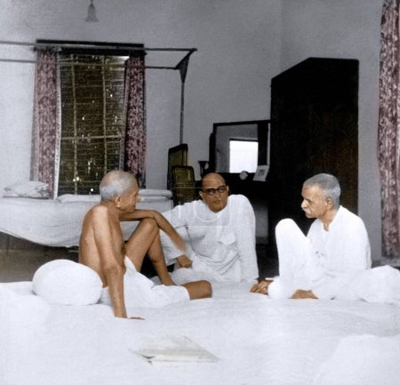 Foto de Mahatma Gandhi hablando con Mahadev Desai, Madan Mohan Malaviya, Delhi, India, Asia, 1939 - Imagen libre de derechos