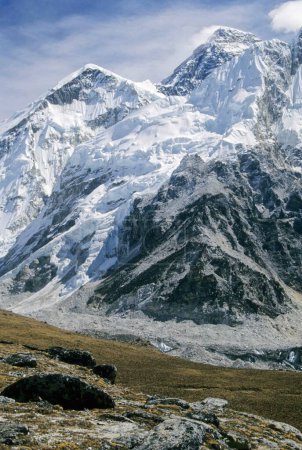 Foto de Monte Everest con nieve - Imagen libre de derechos