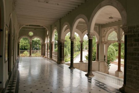 Bögen in der Lobby und im Foyer des Eingangs mit Blick auf den Garten und den Haupteingang des Aga Khan-Palastes, erbaut 1892 von Sultan Mohamed Shah; Pune; Maharashtra; Indien