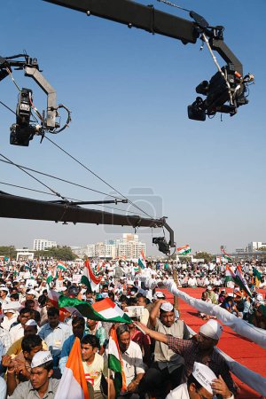 Foto de Cámara de vídeo montada en la grúa cobertura multitud Mumbai Maharashtra India Asia Dic 2011 - Imagen libre de derechos