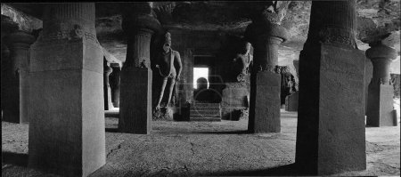 Téléchargez les photos : Entrée de garbhagrha et linga, intérieur des grottes d'Elephanta, Bombay, Mumbai, Maharashtra, Inde, 1977. - en image libre de droit