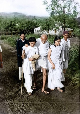 Téléchargez les photos : Mahatma Gandhi marche avec le Dr Sushila Nayar et Abha Gandhi, Inde, Asie, juillet 1944 - en image libre de droit