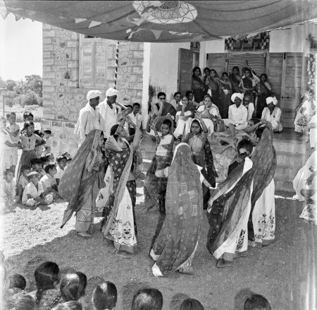 Foto de Viejo vintage 1900s foto en blanco y negro de las mujeres de la India bailando folklore función de la aldea India 1940 - Imagen libre de derechos