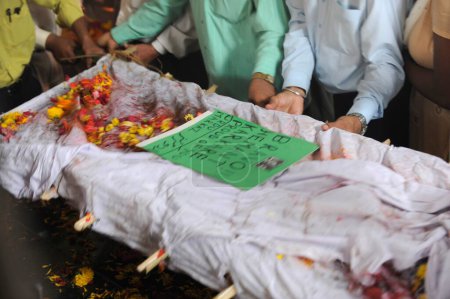 Foto de Funeral del Jefe del Escuadrón Antiterrorista Hemant Karkare muerto por ataque terrorista en Bombay Mumbai, Maharashtra, India 26, Noviembre, 2008 - Imagen libre de derechos