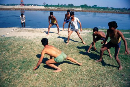 Téléchargez les photos : Les jeunes hommes jouent Kabaddi dans le village, Rajasthan, Inde - en image libre de droit